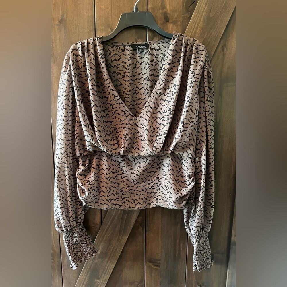 Talent Blouse Womens Size 1XL Brown Black Low V Neck Sheer Smocked Bottom Casual